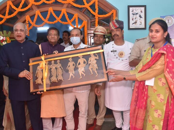 देवघर का बाबा बैद्यनाथ धाम 12 ज्योतिर्लिंग में एक ज्योतिर्लिंग है जो लंकापति रावण के द्वारा कैलाश से लाया गया था. इसके साथ ही  संताल परगना के आयुक्त चंद्र मोहन प्रसाद कश्यप द्वारा राज्यपाल को स्मृति चिन्ह देकर सम्मानित किया गया.