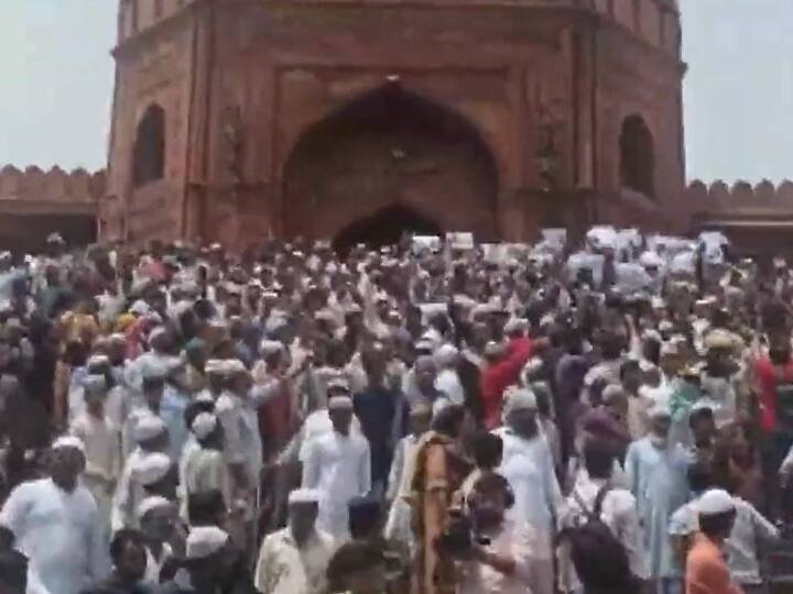 Prophet Muhammad Row people in large numbers protest at Delhi Jama Masjid over inflammatory remarks by suspended BJP leaders Prophet Muhammad Row: पैगंबर मोहम्मद पर टिप्पणी को लेकर दिल्ली की जामा मस्जिद के बाहर प्रदर्शन, पुलिस बोली- लेंगे एक्शन