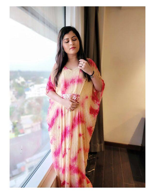 आपल्या मधाळ आवाजानं रसिकांना मंत्रमुग्ध करणारी राष्ट्रीय पुरस्कार प्राप्त गायिका सावनी रविंद्र (Savaniee Ravindrra) हिनं तेलुगू संगीत क्षेत्रात पदार्पण केलं आहे. (photo:/savanieeravindrra/ig)