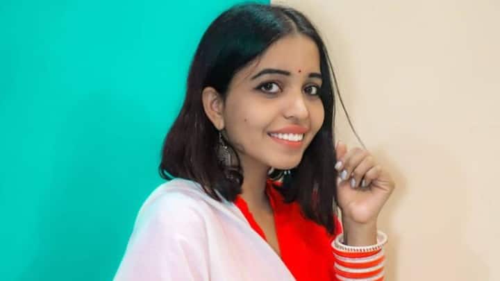 মেহেন্দিতে সেজেছিলেন ক্ষমা বিন্দু। বিয়ের সাজে তুলেছেন একাধিক ছবিও। সেগুলি শেয়ার করেছেন তাঁর ইন্সটাগ্রাম প্রোফাইলে। -ছবি: ক্ষমা বিন্দুর ইন্সটাগ্রাম প্রোফাইল