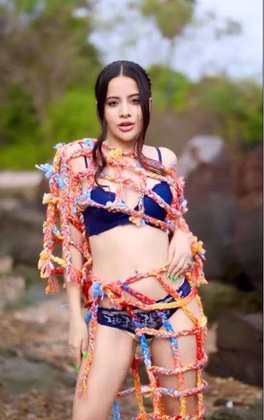 બ્લૂ બિકીનીમાં ઉર્ફીએ બતાવી કાતિલ અદા