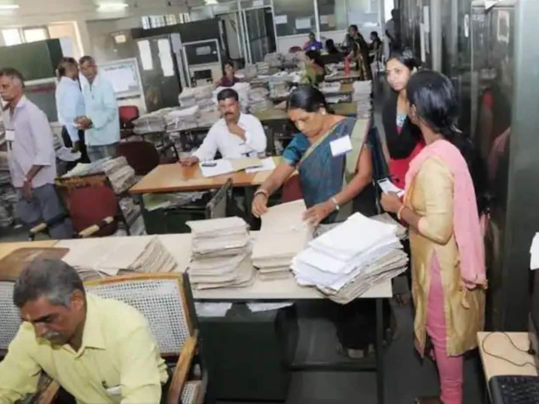 Labor Law : 12 तास काम अन् आठवड्यातून तीन दिवस सुट्टी, जाणून घ्या 1 जुलैपासून नवीन नियम लागू होणार का? new labor code could apply from 1st of july and new rules Labor Law : 12 तास काम अन् आठवड्यातून तीन दिवस सुट्टी, जाणून घ्या 1 जुलैपासून नवीन नियम लागू होणार का?