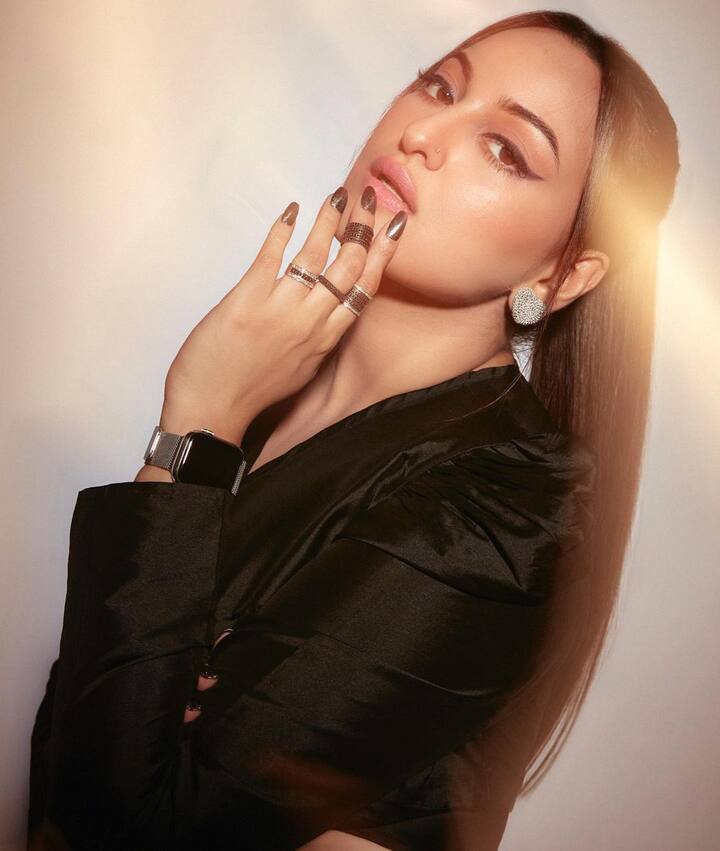 આ ફોટામાં સોનાક્ષી સિન્હા બ્લેક સ્લીવ ડ્રેસમાં ખૂબ જ સુંદર અને હોટ લાગી રહી છે.(All Photos-Instagram)