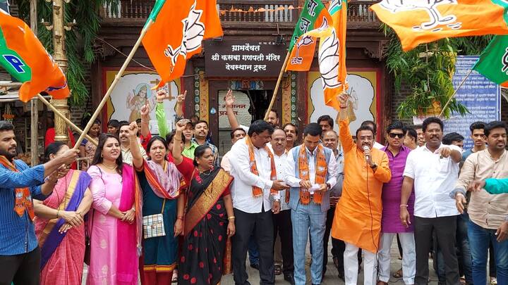 पुण्यातील कसबा मंदिपसमोर भाजपच्या नेत्यांनी जल्लोष साजरा केला.