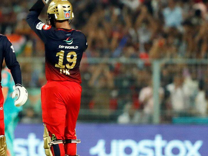 दरम्यान दिनेशने आरसीबीकडून आयपीएल गाजवल्यामुळे त्याला संघात पुन्हा स्थान मिळालं असलं तरी केवळ एका सामन्यानंतर त्याला बाहेर बसवण्याची मागणी गौतम करत आहे.