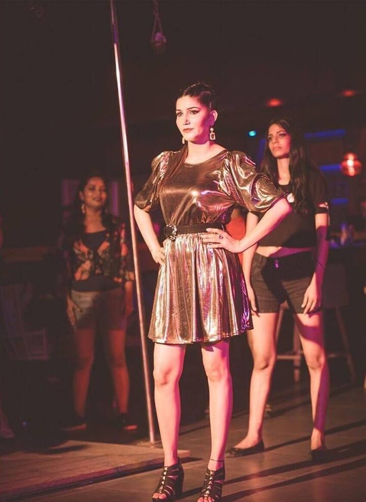 सपना चौधरी अब केवल हरियाणा का जाना माना नाम नहीं बल्कि देश विदेश में भी खूब जानी पहचानी जाती हैं.