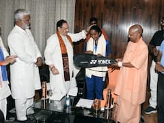 Gorakhpur: गोल्डन गर्ल आदित्या को CM योगी और BJP अध्यक्ष जेपी नड्डा ने किया सम्मानित, कहा सरकार आपके साथ