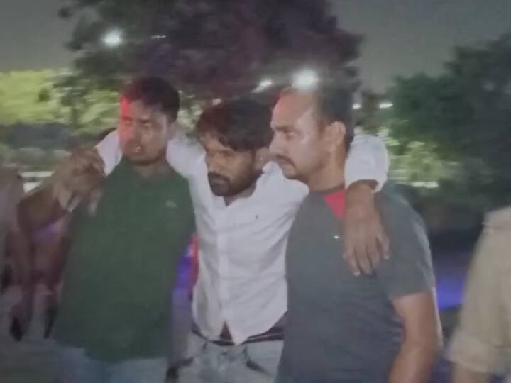 Greater Noida News Encounter between bike riding miscreants and police One Arrested ANN Greater Noida Crime: लूट की फिराक में घूम रहे बाइक सवार बदमाशों की पुलिस से मुठभेड़, एक घायल