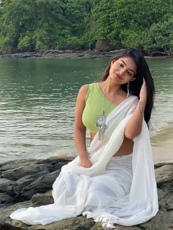 థాయ్‌లాండ్ నది మధ్యలో అనన్య చీర సొగసులు!