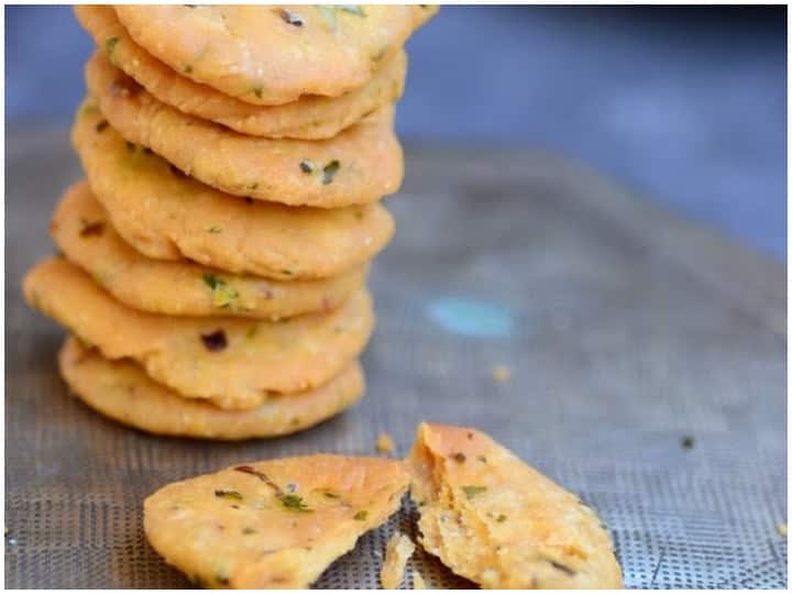 Methi Mathri Recipe In Hindi Methi Mathri Baked Kitchen Hacks: खस्ता मेथी मठरी की रेसिपी, चाय के साथ लगती हैं बहुत टेस्टी