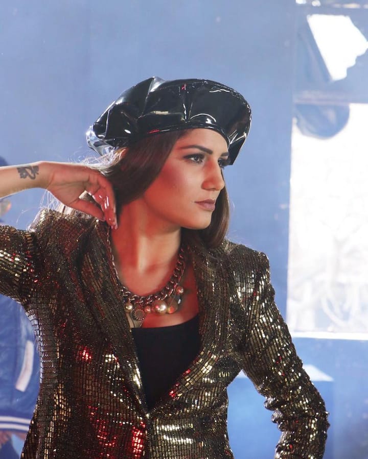 हरियाणवी क्वीन सपना चौधरी हमेशा से ही अपने बेबाक अंदाज और दमदार स्टाइल के लिए खबरों का हिस्सा बनी रही हैं.