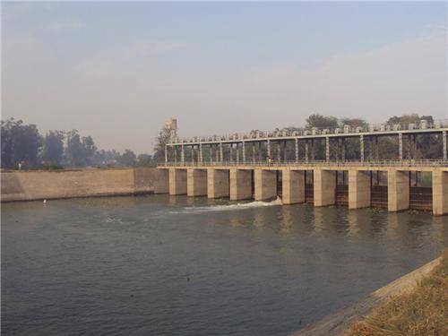 कांजली वेटलैंड - ब्यास नदी को पार करके बनाए गए इस वेटलैंड को साल 1870 में तैयार किया गया था. ये एक परफेक्ट पिकनिक स्पॉट है और नेचर लवर्स का पसंदीदा स्पॉट भी है.