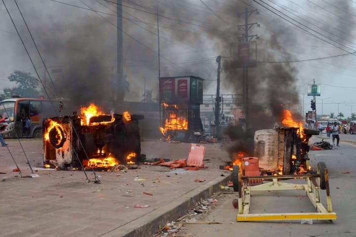 रांची के कुछ हिस्सों में प्रदर्शनकारियों के बेकाबू होने और पुलिसकर्मियों को घायल करने के बाद पूरे शहर में कर्फ्यू लगा दिया गया है. वहीं कई जगहों पर प्रदर्शनकारियों को काबू करने और भीड़ को तितर-बितर करने के लिए पुलिस को हवाई फायरिंग करनी पड़ी.