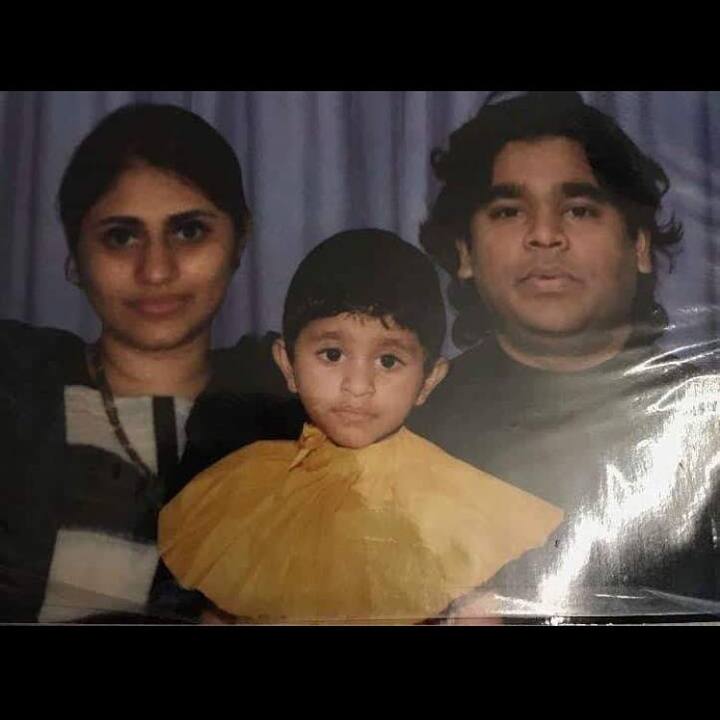 इन तस्वीरों में आप देख सकते हैं कि खतीजा बचपन में कितनी क्यूट थीं. बचपन की फोटोज़ से अंदाज़ा लगाएं तो खतीजा बिल्कुल अपने पापा यानी एआर रहमान जैसी दिखती होंगी. हालांकि वो अब कैसी दिखती हैं ये कह पाना थोड़ा मुश्किल होगा क्योंकि खतीजा अपने चेहरे को हमेशा नकाब से ढककर रखती हैं.