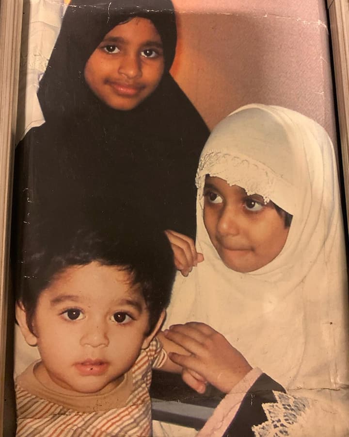 आज हम आपको खतीजा की बिना नकाब की कुछ तस्वीरें दिखाते हैं जो उन्होंने ख़ुद अपने इंस्टाग्राम पर शेयर की हुई हैं. हालांकि खतीजा की ये तस्वीरें उनके बचपन की हैं.