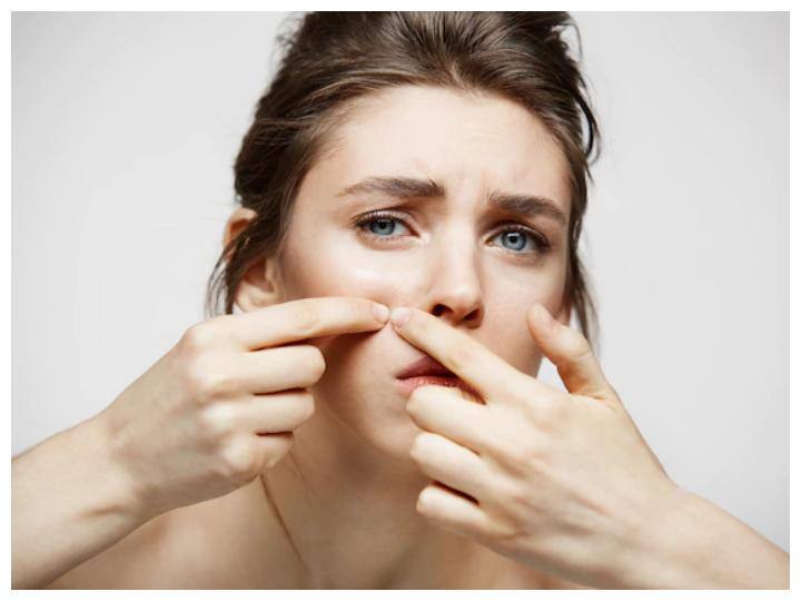 मुंहासों को दूर करने के लिए: नीम की पत्तियों का अर्क खून साफ करता है, जिसके कारण मुंहासे नहीं आ पाते. सबुह के समय खाली पेट में आधे गिलास पानी में दो चम्म्च नीम का अर्क लेकर पीएं.