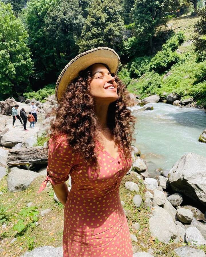 काही फोटोंमध्ये कंगना या सुंदर ठिकाणी कॅमेऱ्यासाठी फोटो पोज देत आहे. एका छायाचित्रात कंगना तिचा पुतण्या पृथ्वीराजसोबत धमाल करताना दिसत आहे. अशाच आणखी एका फोटोत कंगना आणि रंगोली निसर्गाचा आनंद लुटताना दिसते आहेत.(photo:kanganaranaut/ig)