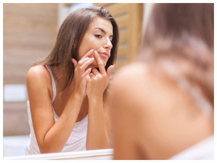 ब्लैकहेड्स और व्हाइटहेड्स दूर करने के लिए: एक चम्मच नीम की पत्तियों का पाउडर ले कर इसे एक चम्मच बेसन और एक बड़े चम्मच खट्टी दही के साथ मिक्स कर लें और इसे चेहरे पर लगाएं. सूखने पर गीले काॅटन से इसे साफ कर लें.