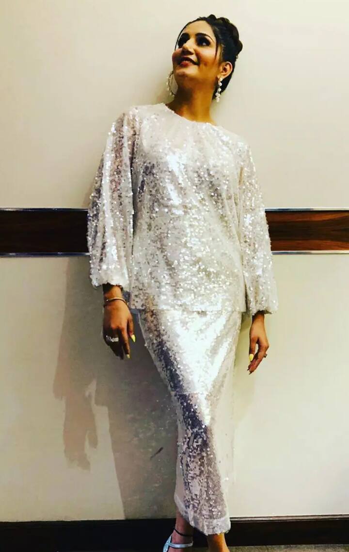 साथ ही सपना चौधरी के कुछ साल पहले के स्टाइल में और अब के स्टाइल में जमीन आसमान का फर्क देखने को मिलता है.