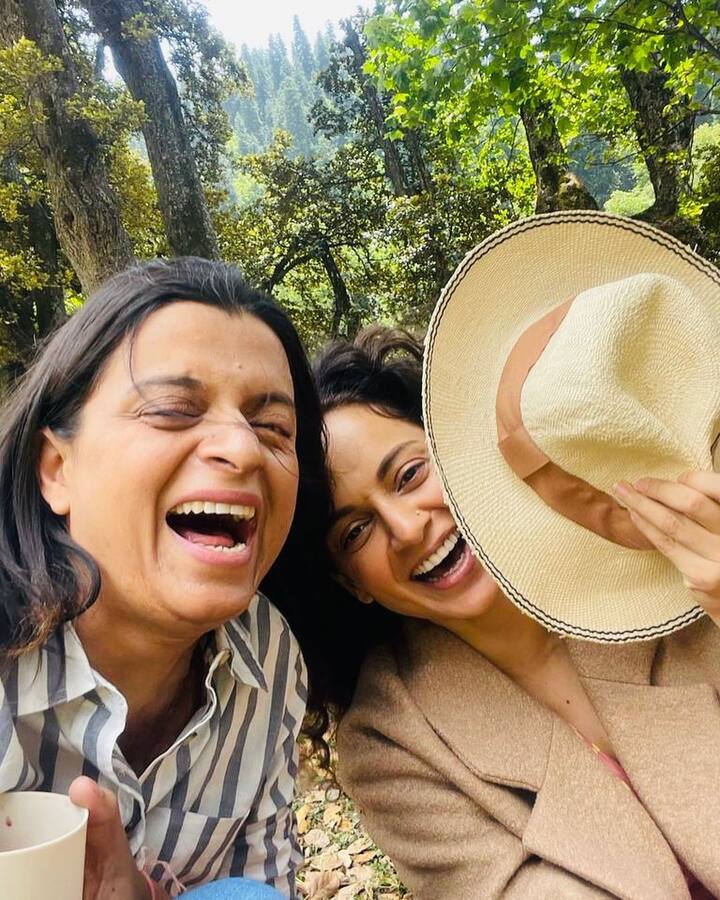 नुकतीच कंगना रनौत तिच्या कुटुंबासह पिकनिकला गेली होती, ज्याचे फोटो अभिनेत्रीने तिच्या अधिकृत इंस्टाग्राम अकाऊंटवर शेअर केले आहेत. या फोटोंमध्ये कंगना तिची बहीण रंगोली आणि पुतण्या पृथ्वीराजसोबत धमाल करताना दिसत आहे. (photo:kanganaranaut/ig)