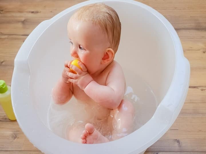 Baby Bathing Tips Follow these tips while bathing baby Baby Care Tips: बच्चों को नहलाने में होती है परेशानी तो फॉलो करें ये आसान टिप्स