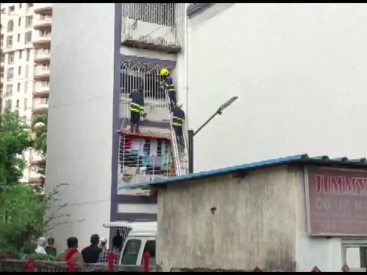 Maharashtra Building collapses in Navi Mumbai rescue operation underway Mumbai News :  नवी मुंबईत पाच मजली इमारत कोसळली, चार जणांना वाचवण्यात यश, 12 जण अडकल्याची भीती 