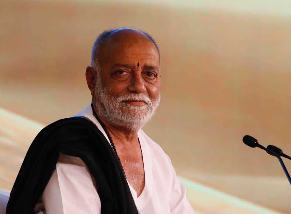 morari bapu spiritual statement india pakistan conflict not attack world welfare ritual ભારત પાકિસ્તાન તણાવ વચ્ચે વ્યાસપીઠ પરથી મોરારી બાપુનું મોટું નિવેદન – ‘આ હુમલો નથી, વિશ્વ કલ્યાણ માટે....’