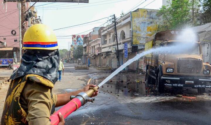 पश्चिम बंगाल के हावड़ा जिले में अलग-अलग स्थानों पर शुक्रवार को सड़कों और रेल की पटरियों को प्रदर्शन हुआ जिसके बाद अब राज्य सरकार ने ऐहतियाती कदम उठाते हुए हावड़ा जिले में शुक्रवार शाम को इंटरनेट सेवा स्थगित कर दी. गृह एवं पर्वतीय मामलों के विभाग द्वारा जारी एक आदेश में कहा गया है कि सोमवार सुबह छह बजे तक इंटरनेट बंद रहेगा. आदेश में कहा गया है कि वॉयस कॉल और एसएमएस सेवाएं जारी रहेंगी.