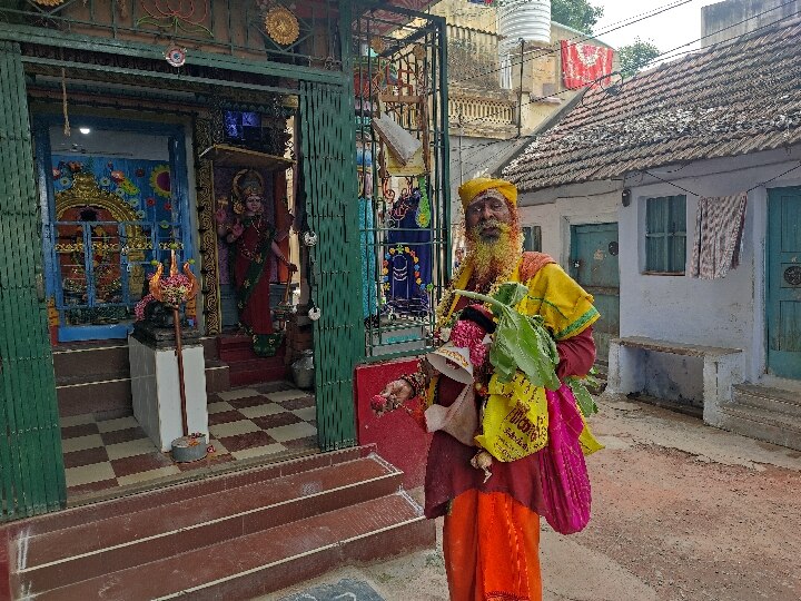 நல்லகாலம் பொறக்குது... மாடர்னாக மாறிய குடுகுடுப்பைக்காரர் செய்த வேலையைப் பாருங்க..!