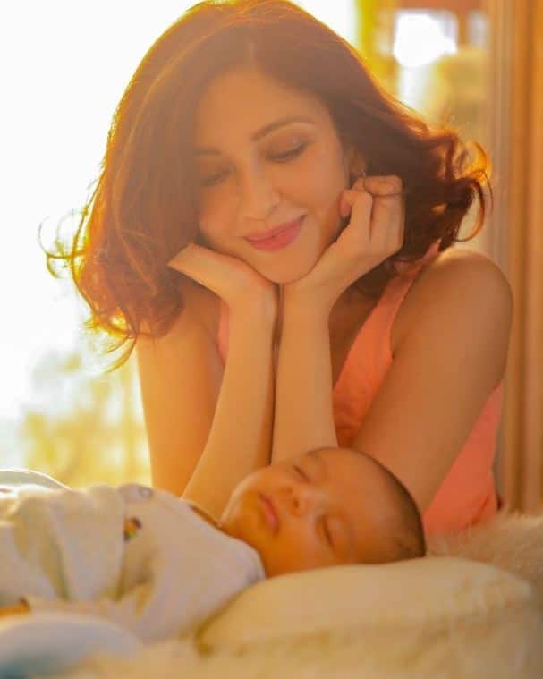 ‘भाभीजी घर पर हैं’ की अनीता भाभी के किरदार से मशहूर हुईं एक्ट्रेस सौम्या टंडन (Saumya Tandon) ने 2019 में एक बेटे को जन्म दिया था. उन्होंने अपने बेटे के जन्म के कुछ ही दिनों बाद ही अपने काम पर वापसी कर दी थी और सीरियल की शूटिंग शुरू कर दी थी.