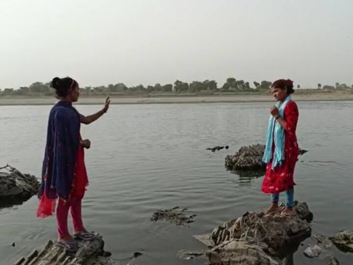 Agra Uttar Pradesh two brave sisters saved 4 youths drowning in Yamuna river by risking lives ANN Agra में बहनों की बहादुरी के चर्चे, यमुना नदी में डूब रहे 4 युवकों को जान हथेली पर रखकर बचाया