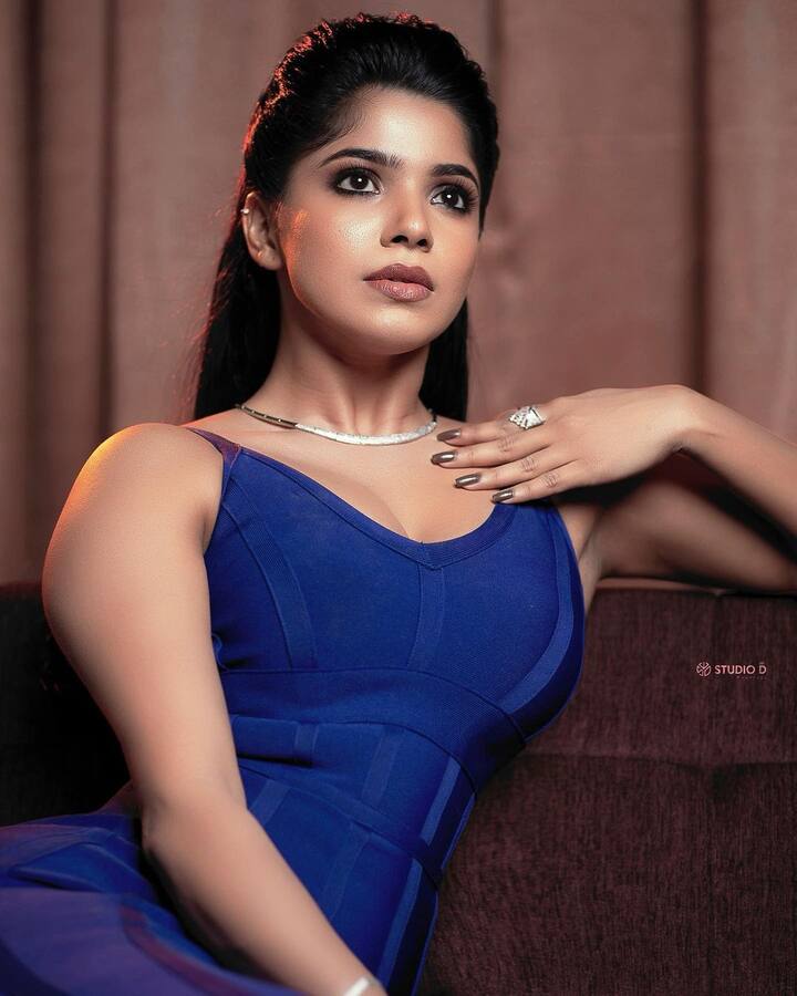 காதோட நீ எாிச்ச வாா்த்த வந்து கீறுதே ஆனாலும் நீ தெளிச்ச காதல் உள்ள ஊறுதே