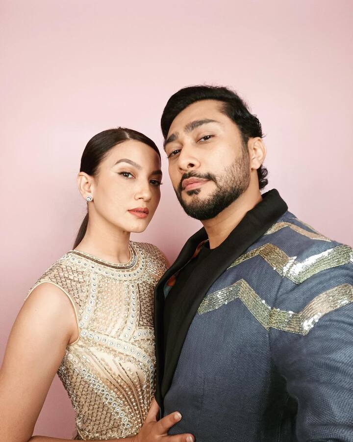 गौहर खान और जैद दरबार की मुलाकात एक शॉप पर हुई थी और पहली नजर में ही जैद एक्ट्रेस पर दिल हार गए थे. कुछ समय बाद दोनों की बातचीत शुरू हुई और वे एक-दूसरे के प्यार में पड़ गए.