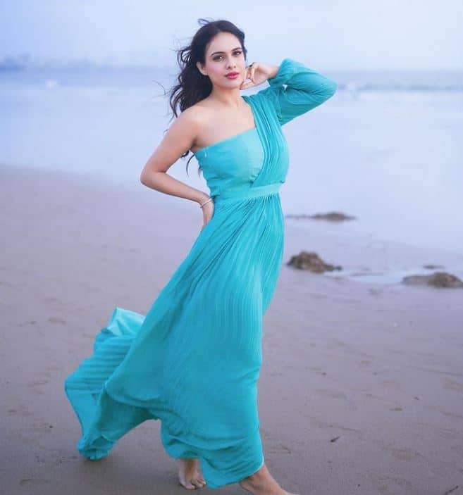 અભિનેત્રીએ પોતાના ઈન્સ્ટાગ્રામ પર હોટ તસવીરો શેર કરી છે. દરિયા કિનારે નેહાનો ખૂબ જ કાતિલ અંદાજ જોવા મળ્યો છે. નેહા પોતાની તસવીરોને લઈ ચર્ચામાં છે. છેલ્લા ઘણા દિવસોથી વેકેશન એન્જોય કરતી નેહાએ ઈન્સટાગ્રામ પર તસવીરો શેર કરી છે. ફરી એક વખત નેહા મલિકે હોટ તસવીરો શેર કરી છે.