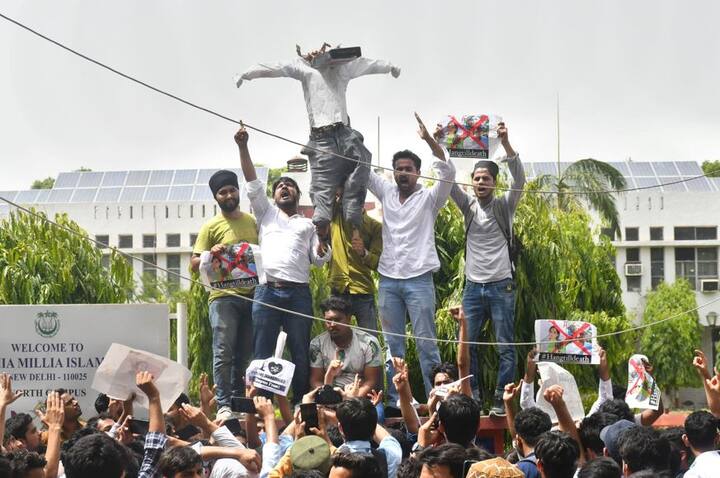 गुजरात के वडोदरा में जुमे की नमाज के बाद हालात तनावपूर्ण हो गए. इसके अलावा तेलंगाना के हैदराबाद में मक्का मस्जिद के बाहर लोगों ने विरोध प्रदर्शन किया. पुलिस ने प्रदर्शनकारियों को मौके से हटाया. साथ ही पुलिस बल और CRPF इलाके में तैनात की गई.