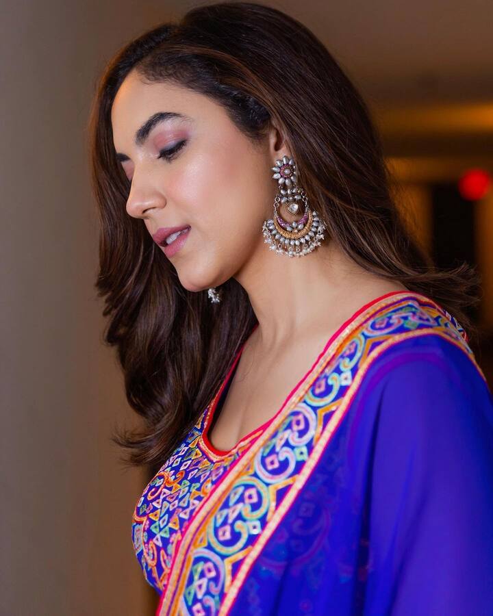 సినిమాలు హిట్-ఫ్లాప్ తో సంబంధం లేకుండా రీతూ వర్మ అందం, అభినయానికి మంచి మార్కులే పడ్డాయి. తెలుగుతో పాటూ తమిళంలోనూ హిట్స్ అందుకుంది బ్యూటీ. (Image Credit/ Rituvarma Instagram)