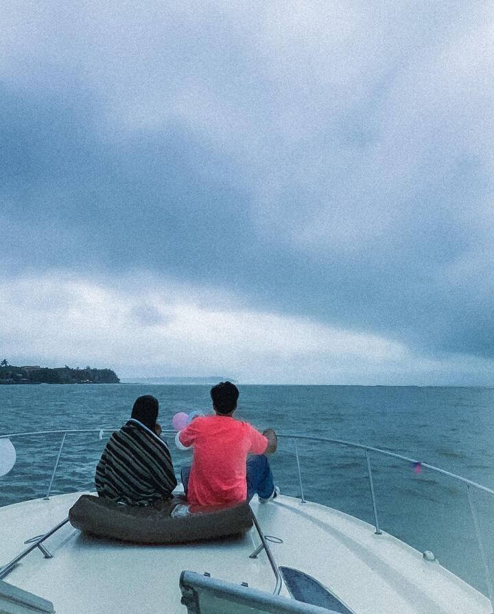 करण कुंद्रा ने अपनी लेडीलव तेजस्वी प्रकाश को अब सोशल मीडिया पर बर्थडे विश किया है और उन्हें अपनी ‘प्रिंसेस’ कहा है. यही नहीं, उन्होंने तेजस्वी के बर्थडे सेलिब्रेशन की तस्वीरें भी शेयर की हैं.