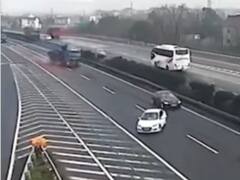 Watch: बीच हाईवे पर कार रोककर लिया टर्न, हो गया कई गाड़ियों का एक्सीडेंट