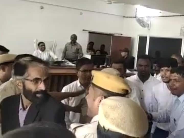 Rajasthan News Scuffle in Udaipur court lawyers tore police constable uniform FIR registered ANN Udaipur News: कोर्ट में पुलिस और वकीलों के बीच हुई हाथापाई, कांस्टेबल की वर्दी फाड़ी
