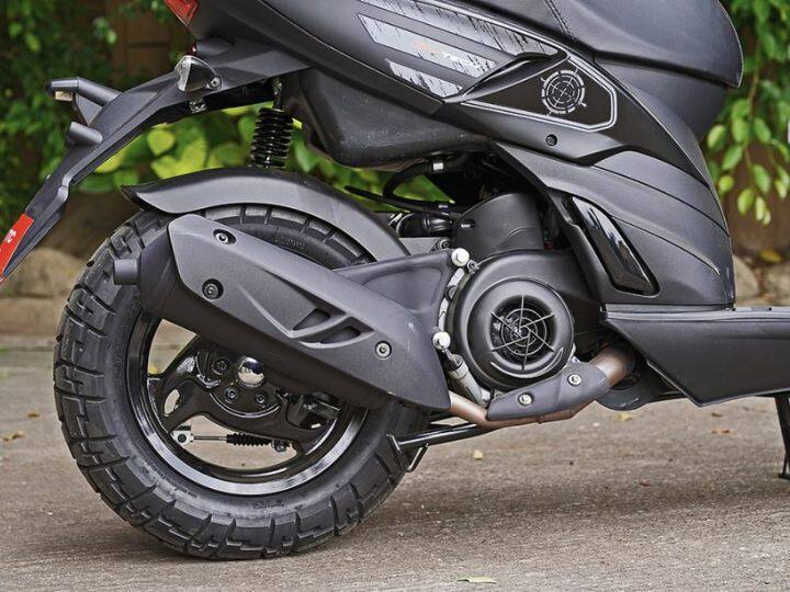 Aprilia मध्ये 124.5cc सह सिंगल-सिलेंडर, 3-वाल्व्ह एअर-कूल्ड इंजिन आहे. कंपनीने Storm 125 पहिल्यांदा ऑटो एक्सपो 2018 मध्ये सादर केली होती.