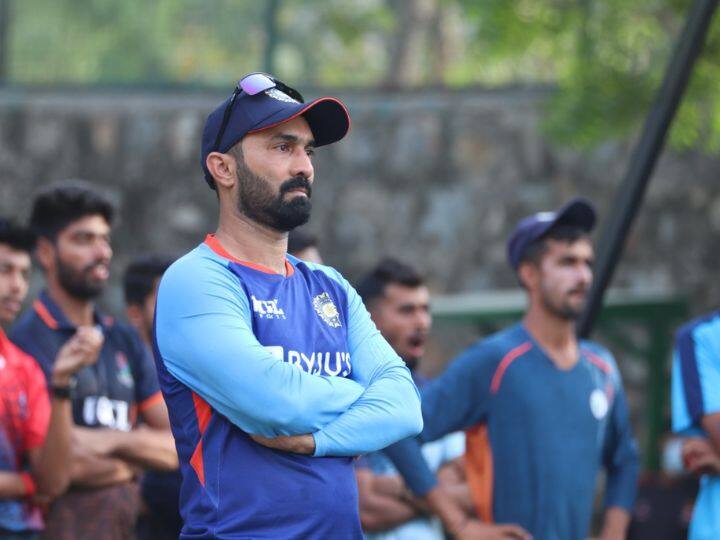 दिनेश कार्तिकने आयपीएलमध्ये सर्वाधिक स्ट्राईकरेटने 16 सामन्यात 330 धावा केल्या.