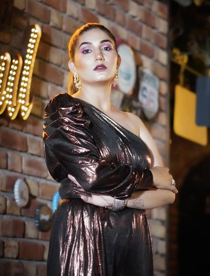 तो हमने सोचा इस रिपोर्ट में क्यों न आपको एक्ट्रेस के सिज्लिंग शिम्मरी लुक्स दिखा दिए जाएं.