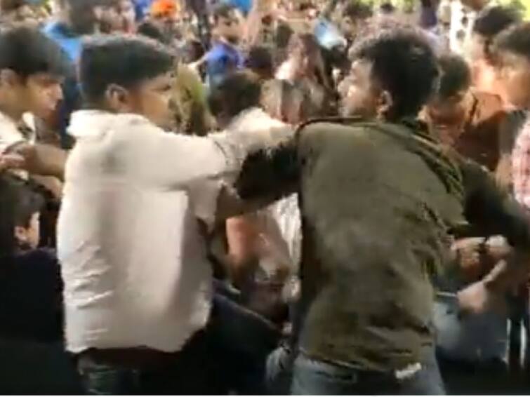 Freestyle fight between fans in first T20 match, dispute settled after police intervention, watch video IND vs SA: मॅच बघायला जाताय की हाणामारी करायला? सामनादरम्यानचा फ्री स्टाईल हाणामारीचा व्हिडिओ एकदा बघाच!