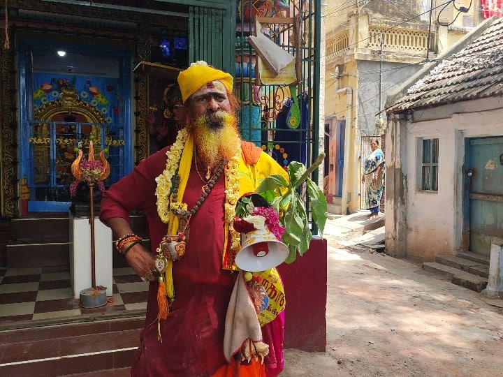 Salem: Fortune Teller gets the civilization right uses loud speakers to tel good fortunes நல்லகாலம் பொறக்குது... மாடர்னாக மாறிய குடுகுடுப்பைக்காரர் செய்த வேலையைப் பாருங்க..!