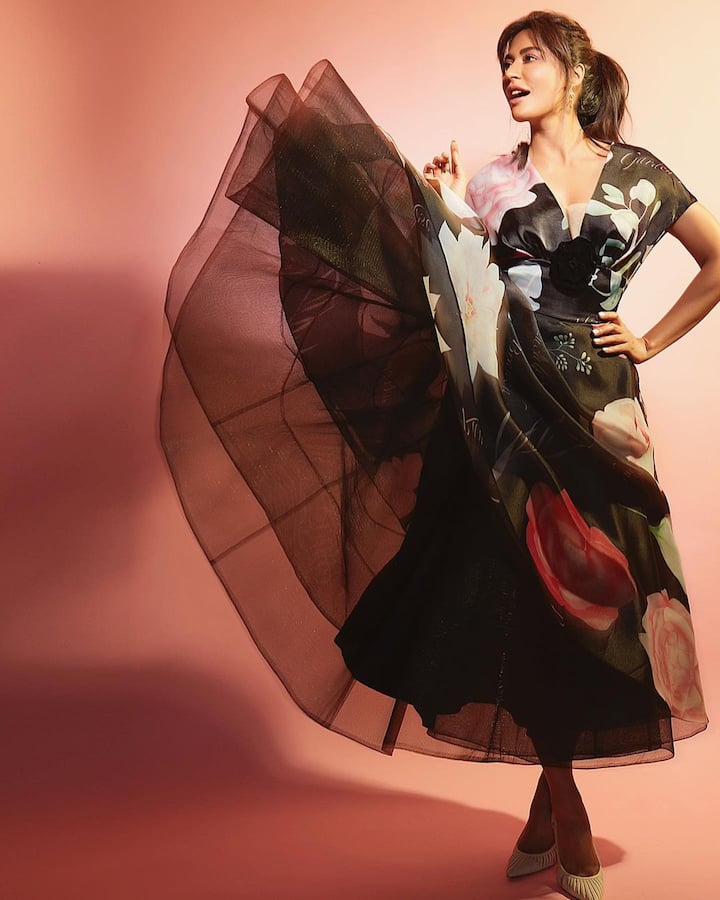 कमी प्रोजेक्ट्स मिळूनही त्याच्या फॅन फॉलोइंगमध्ये कोणतीही घट झालेली नाही. चित्रांगदाच्या बोल्डनेसने सगळ्यांनाच तिचे वेड लावले आहे. चित्रपटांव्यतिरिक्त अभिनेत्री अनेक रिअॅलिटी शोमध्येही दिसली आहे. (photo:chitrangda/ig)