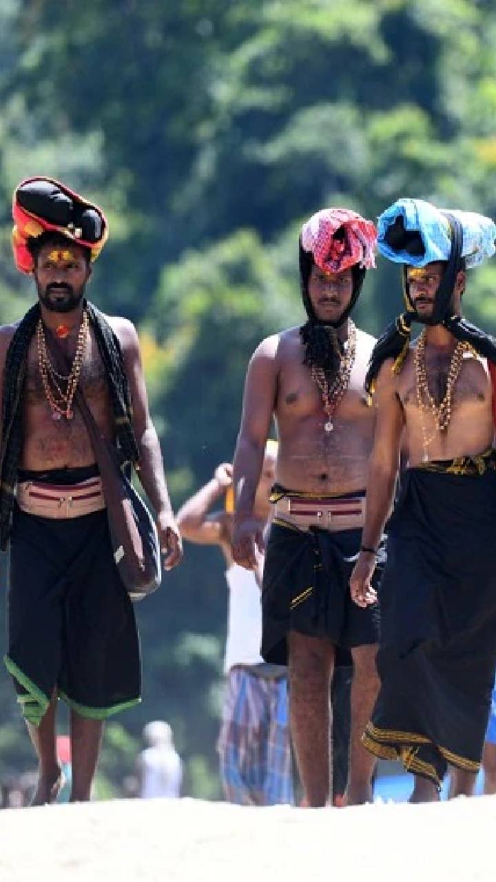 48 நாட்கள் விரதமிருந்து, இருமுடி சுமந்து, 18 படிகள் ஏறி