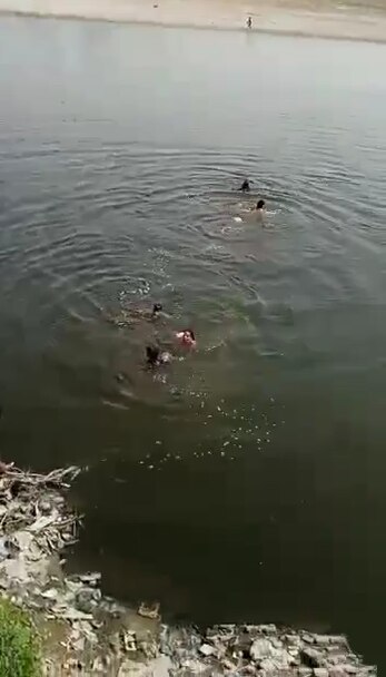 Agra में बहनों की बहादुरी के चर्चे, यमुना नदी में डूब रहे 4 युवकों को जान हथेली पर रखकर बचाया