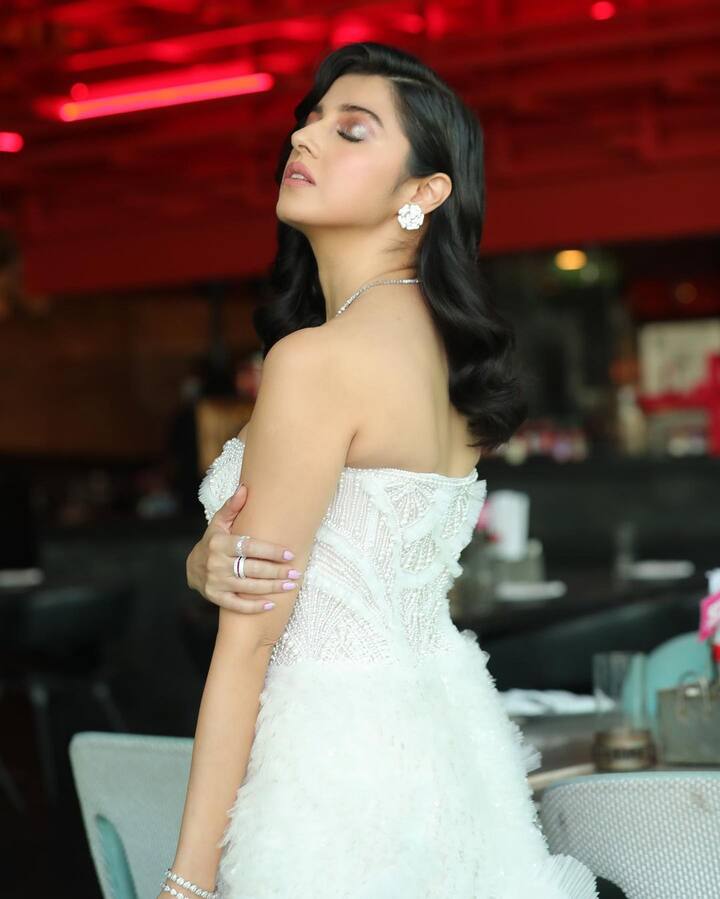 वयाची 30 वर्षे ओलांडूनही या मुलीचे सौंदर्य एक टक्काही कमी झालेले नाही. (photo:divyakhoslakumar/ig)