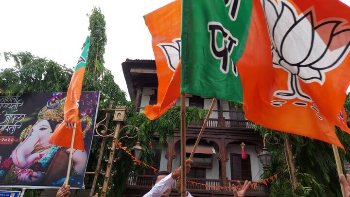 भाजपच्या महिला कार्यकत्यांनी देखील फुगडी घालत आनंद साजरा केला.