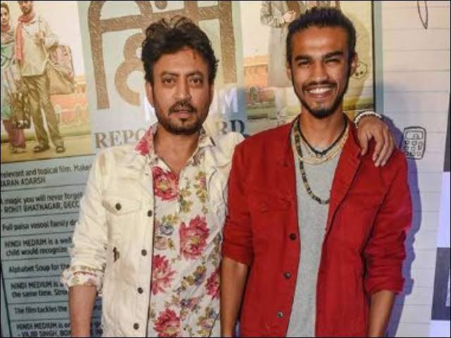 बॉलीवुड के स्वर्गीय अभिनेता इरफान खान (Irrfan Khan) भले ही इस दुनिया में नहीं हैं, लेकिन उनके बड़े बेटे बाबिल (Babil Khan) को देखकर कहीं न कहीं फैन्स को उनकी झलक देखने को मिल जाती है. दरअसल बाबिल खान की लेटेस्ट फोटो सामने आई हैं, जिसमें वह एक 15 साल की लड़की के साथ नजर आ रहे हैं.